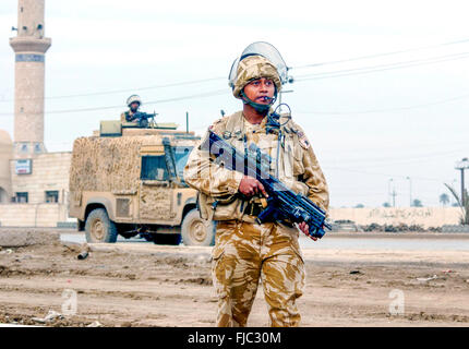 Il Welsh guards battel gruppo su vi tour of duty in Iraq 2004. esse sono state pubblicate appena fuori al lato Arhmar in Iraq meridionale. e incluse bom arma di smaltimento trova e pattuglie di sicurezza.erano lì 2004/2005 op telic 5. Foto Stock