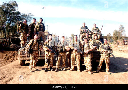 Il Welsh guards battel gruppo su vi tour of duty in Iraq 2004. esse sono state pubblicate appena fuori al lato Arhmar in Iraq meridionale. e incluse bom arma di smaltimento trova e pattuglie di sicurezza.erano lì 2004/2005 op telic 5.Una pattuglia britannica prima di esso leavs camp. Foto Stock