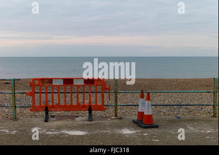 Riparazioni in corso al vecchio ringhiere di mare Foto Stock