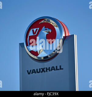 Vauxhall Motors logo alla concessionaria. Kendal, Cumbria, England, Regno Unito, Europa. Foto Stock