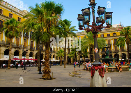 Barcellona è famosa Placa Reial (Plaza Real in spagnolo) in un caldo giorno d'estate. Foto Stock