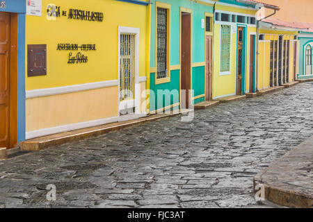 GUAYAQUIL, ECUADOR - ottobre - 2015 - Las Penas, un quartiere emblematico della città di Guayaquil noto per il suo arco coloniale Foto Stock