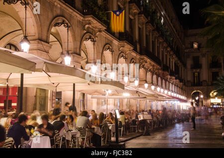 Diners pack ristoranti a Barcellona la Plaça Reial su una calda sera d'estate. Foto Stock