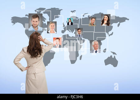 Immagine composita di imprenditrice standing torna alla telecamera con la mano sulla testa Foto Stock