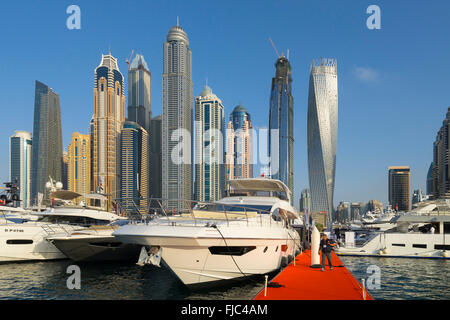 Yacht di lusso sul display per il giorno di apertura del Dubai International Boat Show 2016 Foto Stock