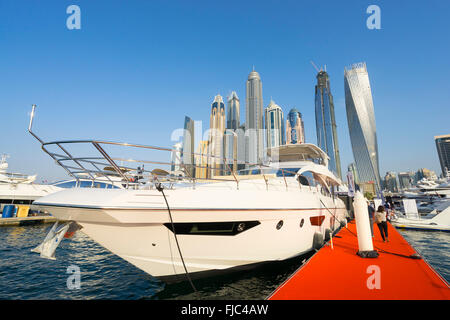 Yacht di lusso sul display per il giorno di apertura del Dubai International Boat Show 2016 Foto Stock