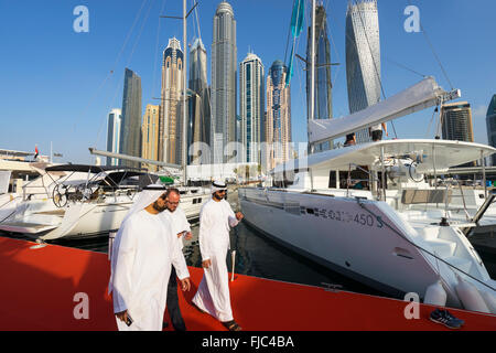 Yacht di lusso sul display per il giorno di apertura del Dubai International Boat Show 2016 Foto Stock