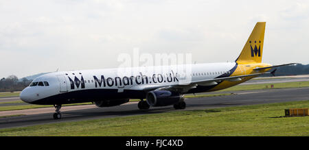 La Monarch Airlines Airbus A321-231 G-OZBG aereo di linea di rullaggio all'arrivo all'Aeroporto Internazionale di Manchester Inghilterra England Regno Unito Foto Stock