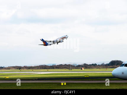 Jet2 Airlines Boeing 737-86Q NG aereo di linea G-GDFZ decollo dall'Aeroporto Internazionale di Manchester Inghilterra England Regno Unito Regno Unito Foto Stock