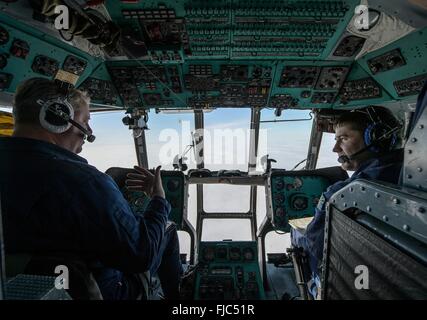 Ricerca russo e le forze di recupero che sposta gli elicotteri e i team di assistenza da Karaganda a Zhezkazgan in preparazione per domani Soyuz TMA-18M navicella spaziale atterra con spedizione equipaggio 46 Marzo 1, 2016 in Zhezkazgan, Kazakistan. Il comandante Scott Kelly della NASA e cosmonauti russi Mikhail Kornienko di Roscosmos sarà di ritorno dopo il completamento di una stazione spaziale internazionale registra un anno di missione e Sergey Volkov è rientrato dopo sei mesi sulla stazione. Foto Stock