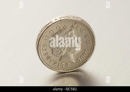 Una libbra di moneta su uno sfondo semplice Foto Stock