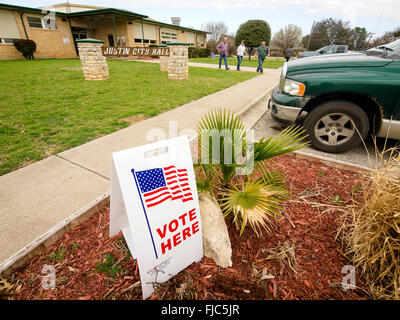 Il voto per la persona si approva per office e scegliendo di leggi o di obbligazioni per il supporto. In Texas hanno voto nella comunità locale di centri o di chiese. Non è difficile da trovare con bandiera e segni la promozione di candidati Foto Stock