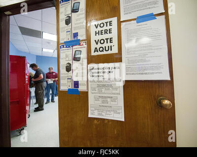 Il voto per la persona si approva per office e scegliendo di leggi o di obbligazioni per il supporto. In Texas hanno voto nella comunità locale di centri o di chiese. Non è difficile da trovare con bandiera e segni la promozione di candidati Foto Stock