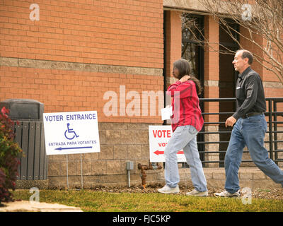 Il voto per la persona si approva per office e scegliendo di leggi o di obbligazioni per il supporto. In Texas hanno voto nella comunità locale di centri o di chiese. Non è difficile da trovare con bandiera e segni la promozione di candidati Foto Stock