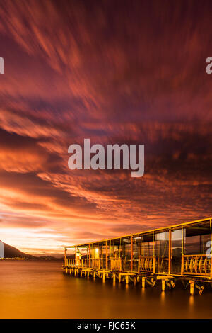 Ristorante Ostradamus ponte, a Ribeirao da Ilha Beach, al tramonto. Florianopolis, Santa Catarina, Brasile. Foto Stock