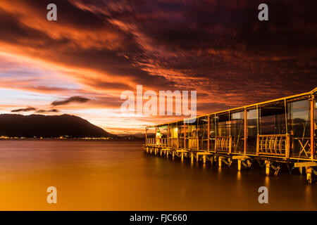 Ristorante Ostradamus ponte, a Ribeirao da Ilha Beach, al tramonto. Florianopolis, Santa Catarina, Brasile. Foto Stock