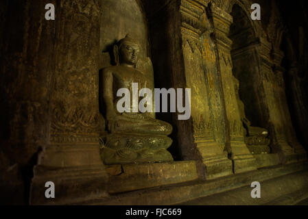 BAGAN, MYANMAR--Situato appena a sud del villaggio di Myinkaba in Bagan zona archeologica, Apeyadana Temple è chiamato dopo Apeyadana, un undicesimo secolo chief regina consorte del re Kyansittha della dinastia pagana della Birmania (Myanmar) e nonna materna di Re Sithu i pagani. Come con la maggior parte dei nomi birmano, è tradotto in inglese in vari modi. Altre varianti includono Ape-ya-da-na, Ape-Yadana-Phaya e Abeyadana. Foto Stock