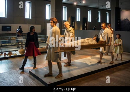 Visitatore guardando diorama che mostra funerario romano nel Gallo-Romeins / Gallo Museo Romano, Tongeren, Belgio Foto Stock