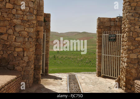 Vista attraverso il cancello principale del Takht-e Soleyman sul paesaggio circostante, Iran Foto Stock