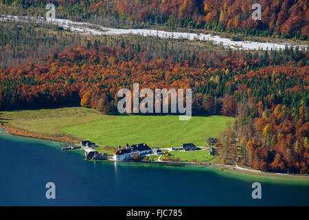 Vista da Feuerpalfen su Sankt Bartholomä / San Bartolomeo la chiesa presso il lago di Königssee in autunno, Berchtesgaden NP, Germania Foto Stock