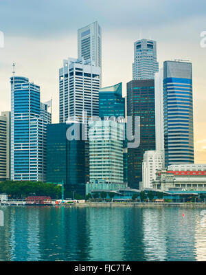 Singapore Downtown Core edifici per uffici riflessa in un fiume Foto Stock