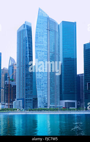 Edifici per uffici a Singapore Downtown Core con la riflessione in un fiume Foto Stock