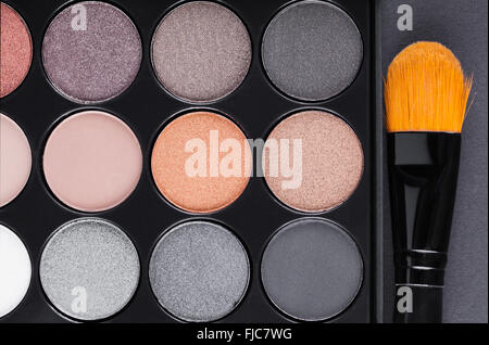 Set di cosmetica decorativa, ombretto tavolozza e pennello Foto Stock