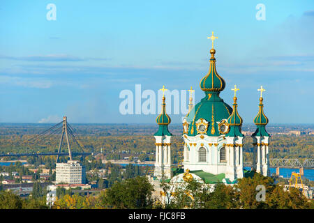 Sant'Andrea Chiesa e ponte di Mosca su uno sfondo a Kiev, la capitale di Ucraina. Foto Stock