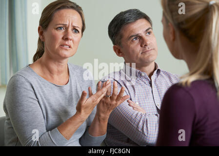 Giovane a discutere di problemi con rapporto consigliere Foto Stock
