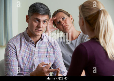 Giovane a discutere di problemi con rapporto consigliere Foto Stock