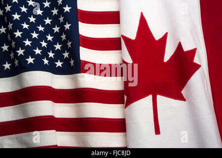 BANDIERE DEGLI STATI UNITI D'AMERICA E DEL CANADA FATTE DI BUNTING PESANTE DEL COTONE CUCITO Foto Stock