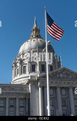 La cupola centrale della città e della contea di San Francisco City Hall, presso il Centro Civico di San Francisco, California, Stati Uniti d'America Foto Stock