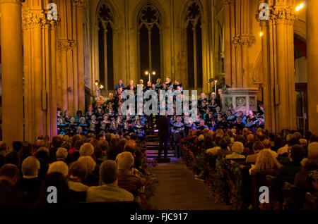 Hackney cantanti coro e orchestra che suona per un full house nella chiesa di Santa Maria, Stoke Newington Foto Stock