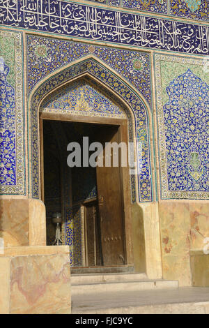 Cancello di ingresso dello Sceicco Lotfollah Mosque sul quadrato Iman a Isfahan, Iran Foto Stock