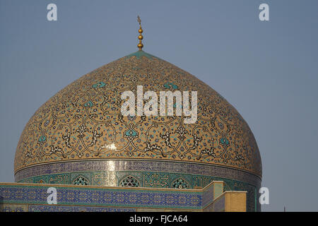 La cupola dello Sceicco Lotfollah Mosque sul quadrato Iman a Isfahan, Iran Foto Stock