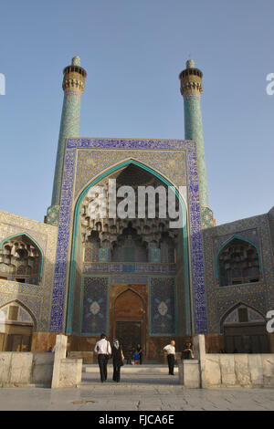 Cancello di ingresso con minareti, Imam moschea (Moschea Shah) su Imam Square a Isfahan, Iran Foto Stock