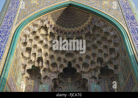 Massimale di stalattite del cancello di ingresso di Imam moschea (Moschea Shah) in Isfahan, Iran Foto Stock