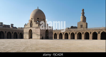 Il cortile di Ibn Tulun la moschea, Il Cairo, Egitto. Vista che mostra l'abluzione fontana e il minareto Foto Stock