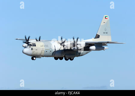 La Kuwait Air Force Lockheed Martin KC-130J Hercules (L-382G) [KAF326] pista di atterraggio 31. Foto Stock