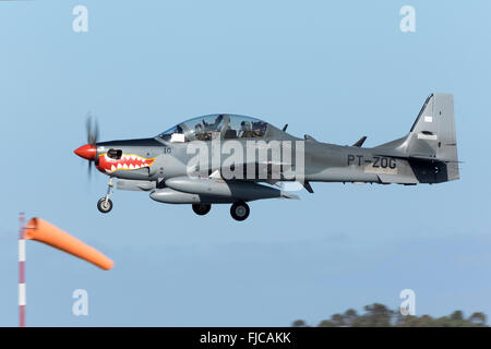 Aeronautica militare indonesiana Embraer EMB-314 Super Tucano sbarco in Malta su tecniche di arresto, sul volo traghetto dal Brasile Foto Stock