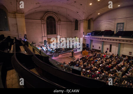 Hackney cantanti coro a giocare per un full house in St Pauls Chiesa, Hackney Foto Stock