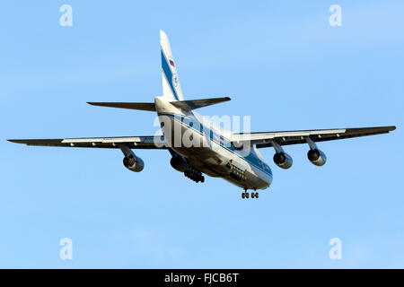 Compagnie aeree Volga-Dnepr Antonov un-124-100 Ruslan [RA-82045] sul finale lungo la pista 31 nelle prime ore del mattino. Foto Stock