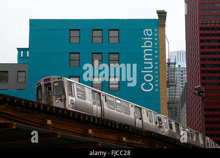 A Chicago Transit Authority treno elevata rende passato Columbia College nel sud ansa in Chicago, IL, Stati Uniti d'America Foto Stock
