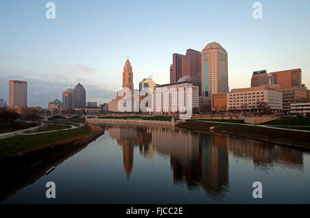 Columbus skyline della città al tramonto come visto lungo il fiume Scioto in Columbus, Ohio, Stati Uniti d'America. Foto Stock