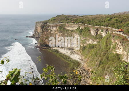 Cliff costa, vicino al Tempio di Uluwatu, Bali, Indonesia Foto Stock