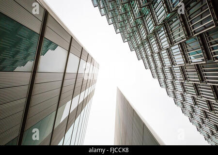 Una foto cercando di catturare tre diversi edifici su un angolo su un nebbioso giorno Foto Stock