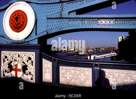 AJAXNETPHOTO. 1989. Londra, Inghilterra. Il TOWER BRIDGE - Ingegneria di dettaglio CONSTRUCTIN CON TALL SHIPS ormeggiato sul fiume Tamigi. Foto:JONATHAN EASTLAND/AJAX REF:215014 111 Foto Stock