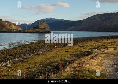 Kyle of Lochalsh, Scozia - circa nel marzo 2013: una vista panoramica del Castello Eilean Donan in una giornata di sole con nuvole limitled Foto Stock