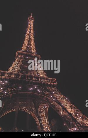 Parigi, Francia - circa nel settembre 2012: una notte fotografia della Tour Eiffel tenendo sotto la struttura guardando in alto, foto h Foto Stock