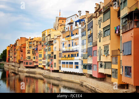 I pittoreschi edifici lungo il fiume in Girona. La Catalogna, Spagna. Foto Stock